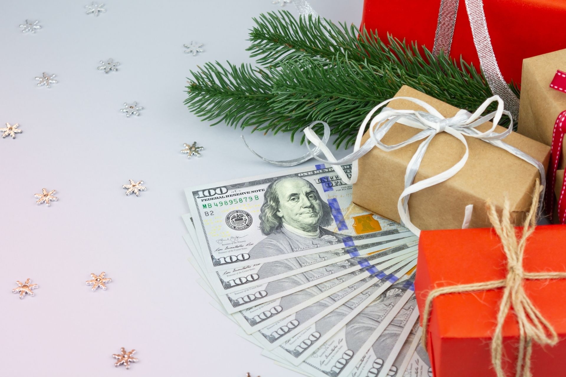 Easy ways to save money during the holidays - 10 Money saving tips